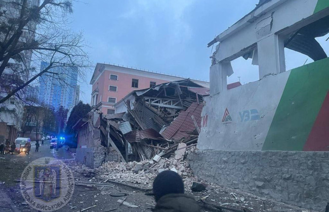 Ракетний удар по Києву: є пошкодження у трьох районах, горять будівлі та автівки, перші фото наслідків