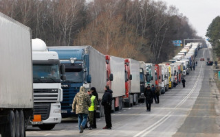 Стало відомо, скільки вантажівок виїхало з України після зняття блокади: відповідь міністра Кубракова