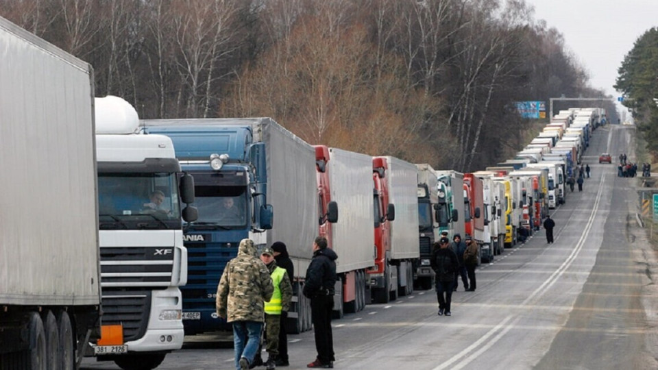 Стало известно, сколько грузовиков выехало из Украины после снятия блокады: ответ министра Кубракова