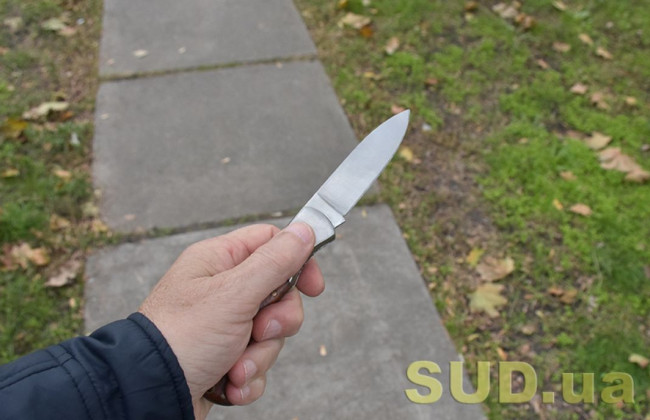 В Умани мужчина с ножом возле остановки напал на военного