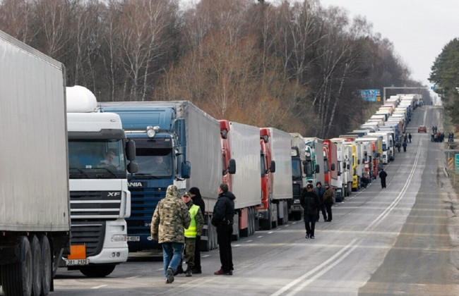 Стало известно, сколько грузовиков выехало из Украины после снятия блокады: ответ министра Кубракова