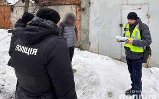 «Відступні за спокійне життя»: у Хмельницькому затримали рекетирів, які ставили на «лічильник» місцевих