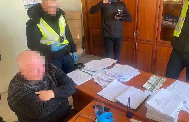 Чиновника Госпродпотребслужбы подозревают во взяточничестве в размере $500 за экспертизу красной икры