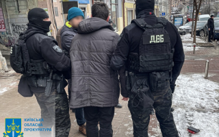 Сказал передать взятку под видом «доната»: в Киеве задержали чиновника КГГА и его сообщника