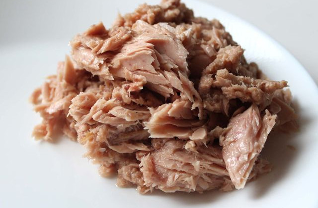 В Киеве мужчина приобрел рыбную консерву и попал в больницу с ботулизмом