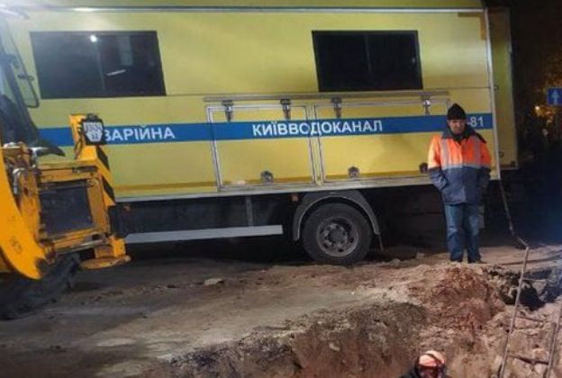 У Києві біля станції метро «Хрещатик» прорвало трубу