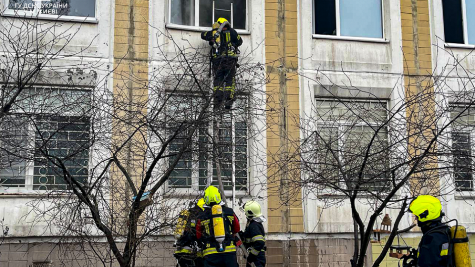 У Києві сталася пожежа у школі в Дарницькому районі