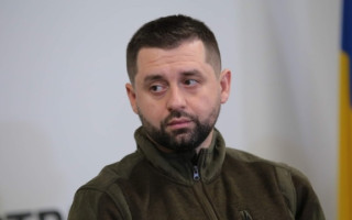 «Набагато менші, ніж 100 тисяч», — Давид Арахамія запропонував Володимиру Зеленському розкрити дані про втрати України у війні