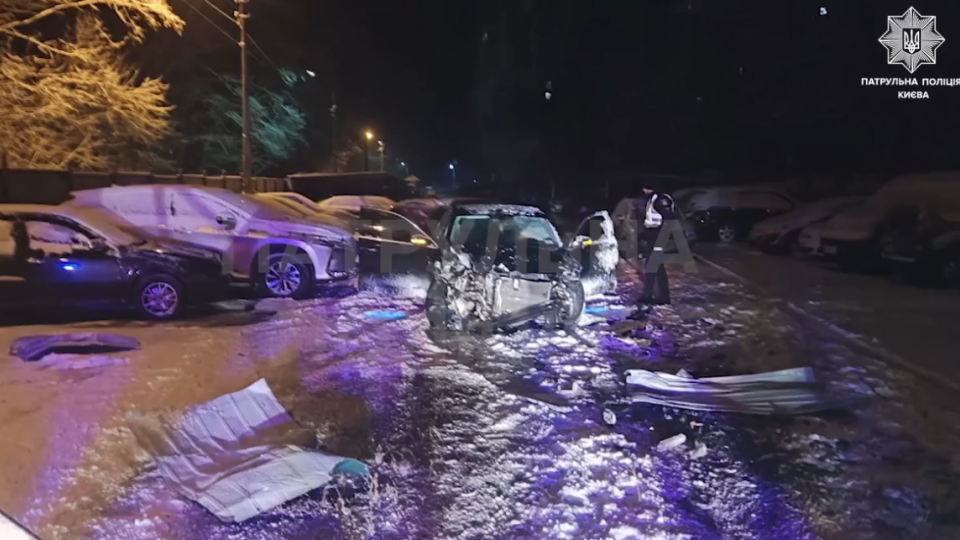 В Киеве водитель, угоняя от патрульных, снес забор и повредил несколько припаркованных авто