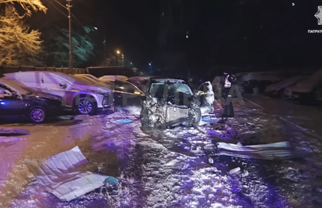 В Киеве водитель, угоняя от патрульных, снес забор и повредил несколько припаркованных авто