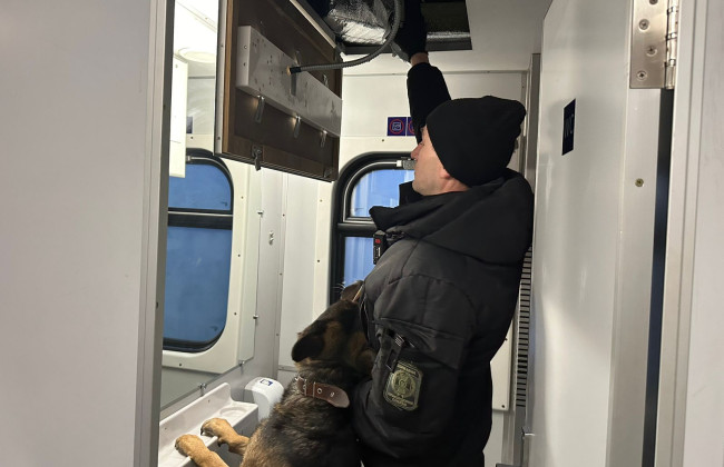 В туалете в поезде в Польшу неизвестные обустроили тайник с сигаретами, фото