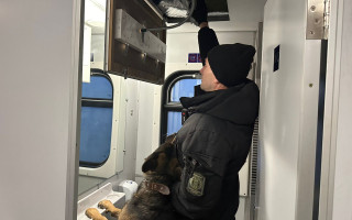 В туалете в поезде в Польшу неизвестные обустроили тайник с сигаретами, фото