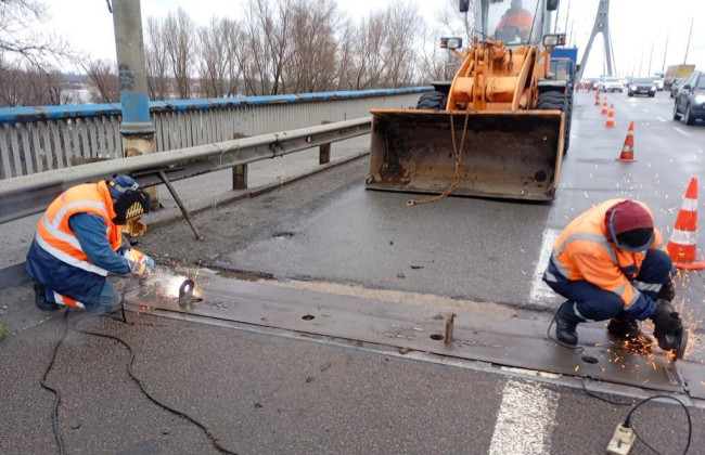 На Северном мосту в Киеве временно ограничено движение транспорта