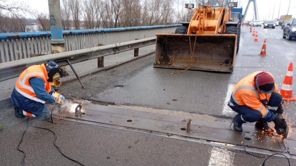 На Северном мосту в Киеве временно ограничено движение транспорта