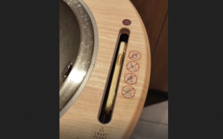 В японском McDonald's начали обеззараживать смартфоны в уборных, видео