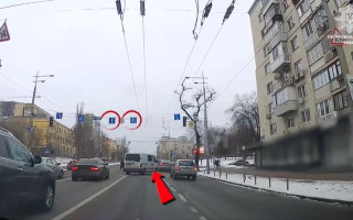 Водій порушив ПДР на очах у патрульних і одразу отримав покарання, відео