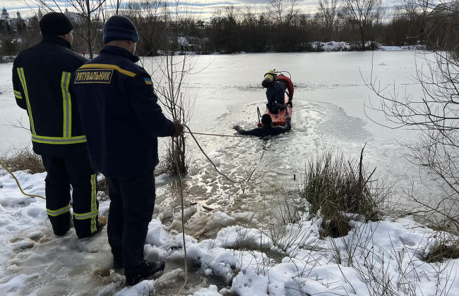 На Закарпатье двое рыбаков провалилось под лед