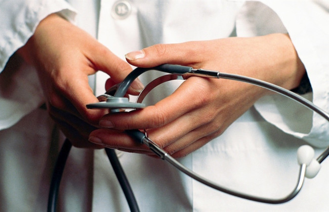 В Сумах подозревают акушерку в смерти новорожденного ребенка