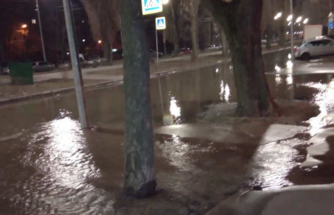 В Киеве из-за повреждений магистрали отключили от водоснабжения 10 жилых домов