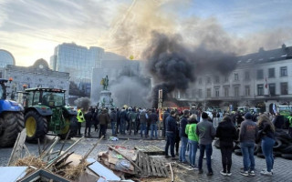 Фермери закидали яйцями та камінням Європейський парламент, відео
