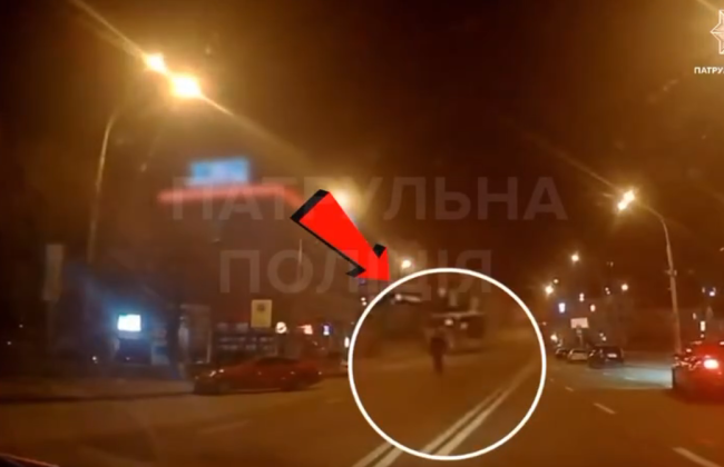 В Киеве пешеход, который очень спешил и переходил дорогу не по правилам, получил от патрульных постановление