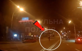 В Киеве пешеход, который очень спешил и переходил дорогу не по правилам, получил от патрульных постановление