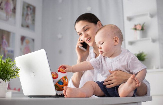 Женщина работает во время отпуска по уходу за ребенком: что с больничными