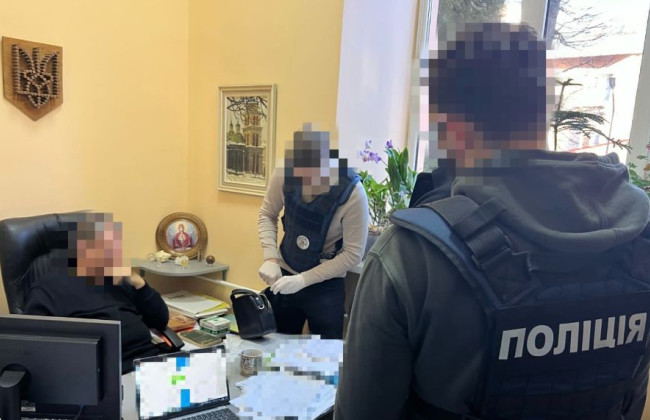 Требовал у военнослужащего $5 000 за признание его непригодным к службе: разоблачили врача ВВК