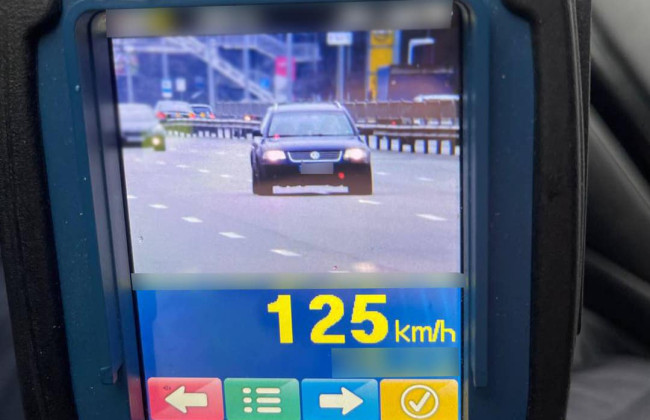 В Киеве патрульные догнали водителя, который летел в Голосеевском районе со скоростью 125 км/ч