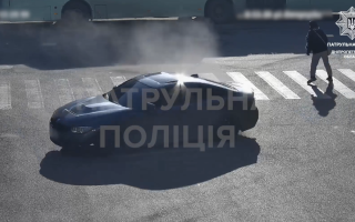 У Дніпрі у дрифтувальника, який ледь не зачепив пішохода на переході, вилучили посвідчення водія