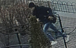 У Києві невідомий вихопив телефон у 8-річного хлопчика, проте втік недалеко
