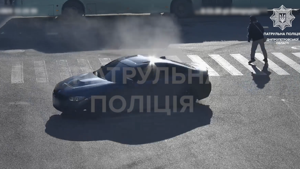 В Днепре у дрифтовщика, который едва не задел пешехода на переходе, изъяли водительское удостоверение