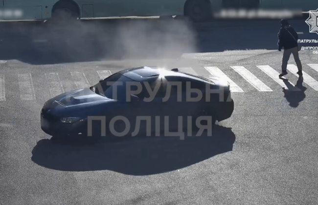 В Днепре у дрифтовщика, который едва не задел пешехода на переходе, изъяли водительское удостоверение
