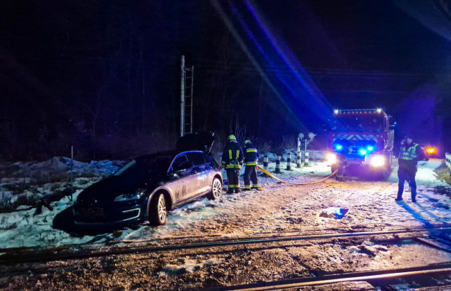 На Тернопольщине спасатели вытащили автомобиль, застрявший в болоте на железнодорожном пути