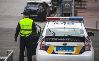 Біля лікарні на Львівщині поліцейські авто утворили чергу, аби перевірили водіїв на стан сп'яніння
