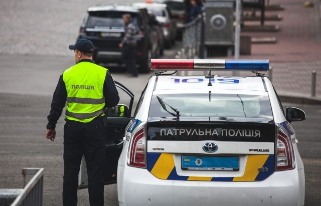 Возле больницы на Львовщине полицейские авто образовали очередь, чтобы проверили водителей на состояние опьянения