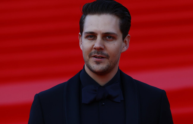 Актер с российским гражданством не появится в сериале «Белый лотос» после критики со стороны Украины