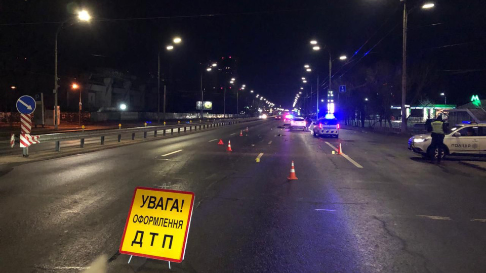В Киеве под колесами автомобиля погибла 15-летняя девушка