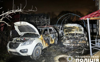 У Києві чоловік підпалив три автівки колишньої та напав із сокирою на її співмешканця