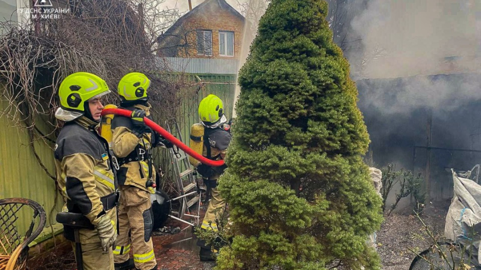 Пожежа в столиці: чоловік намагався самотужки загасити полум'я, проте відправився до лікарні з опіками