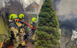Пожежа в столиці: чоловік намагався самотужки загасити полум'я, проте відправився до лікарні з опіками