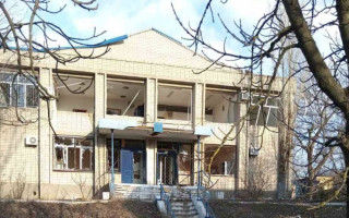 На Херсонщині внаслідок ворожого обстрілу постраждала будівля судової установи, фото