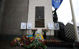 На будівлі Верховної Ради встановили меморіальну дошку памʼяті народних депутатів та працівників Апарату