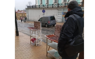 На Андріївському узвозі представники влади провели рейд через скарги на стихійну торгівлю
