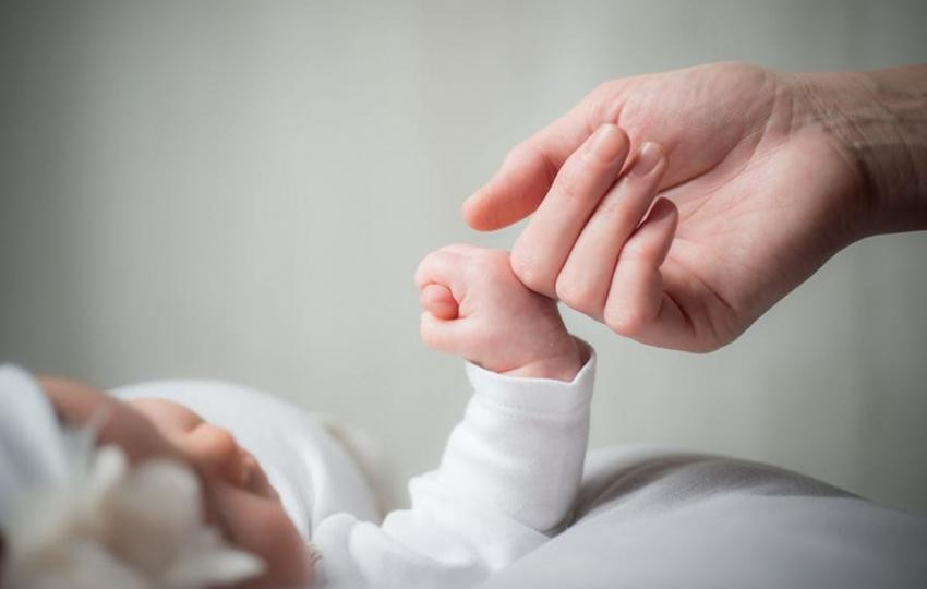 Как установить отцовство, если при рождении ребенка записали по фамилии матери: ответ Минюста