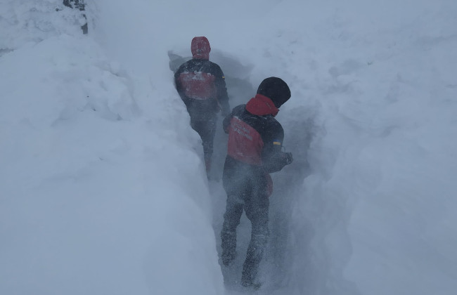 Зима в Карпатах: сильные порывы снега и сугробы снега до 2 метров