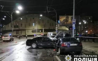 Автотроща у Києві: Ford Mustang на великій швидкості влетів у Ford Mondeo, фото та відео