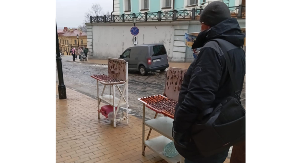 На Андреевском спуске представители власти провели рейд из-за жалоб на стихийную торговлю