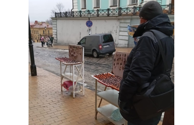 На Андреевском спуске представители власти провели рейд из-за жалоб на стихийную торговлю