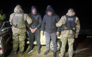 ГПСУ обнаружила под сиденьем авто мужчину, который, прикрывшись ковриком, собрался в Румынию: видео